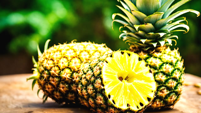 O Abacaxi possui Bromelina O Abacaxi é Abundante em Bromelina