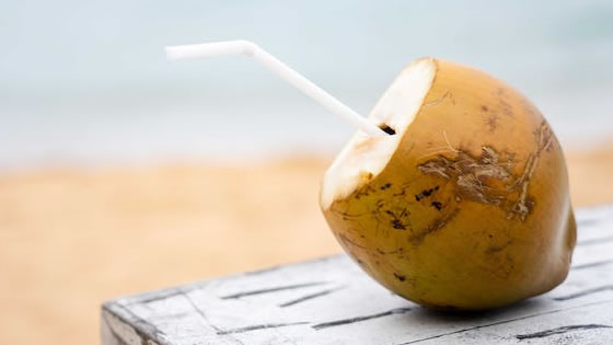 Benefícios da água de coco Possui Baixo Teor Calórico