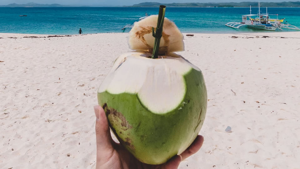 benefícios da água de coco natural